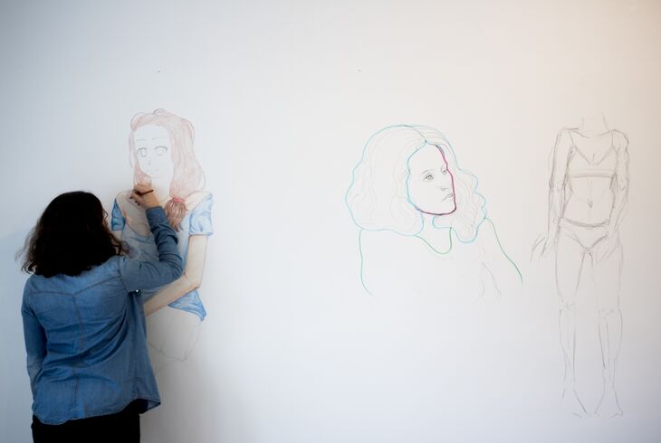 photo couleur d'un participant en train de dessiner