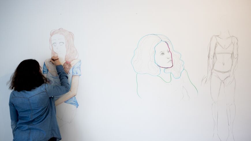 photo couleur d'un participant en train de dessiner