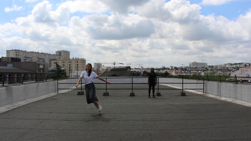 photographie couleur de la performance avec les danseuses de dos