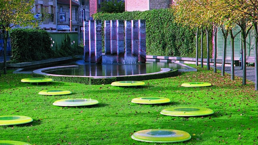 photo couleur des oeuvres de l'artsite installées sur la pelouse du parc de la maison des arts