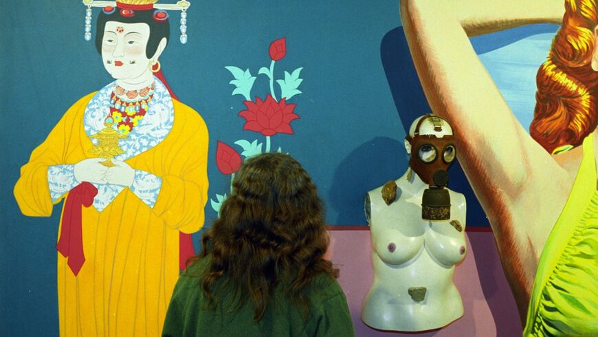 photo d'une oeuvre avec un visiteur en son centre