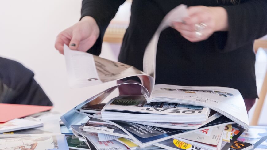 photo couleur du workshop collage - personne en train de faire une selection dans les images