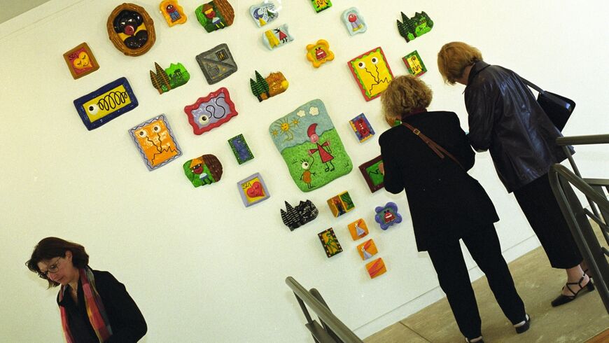 photo du vernissage de l'exposition avec des visiteurs et des oeuvres