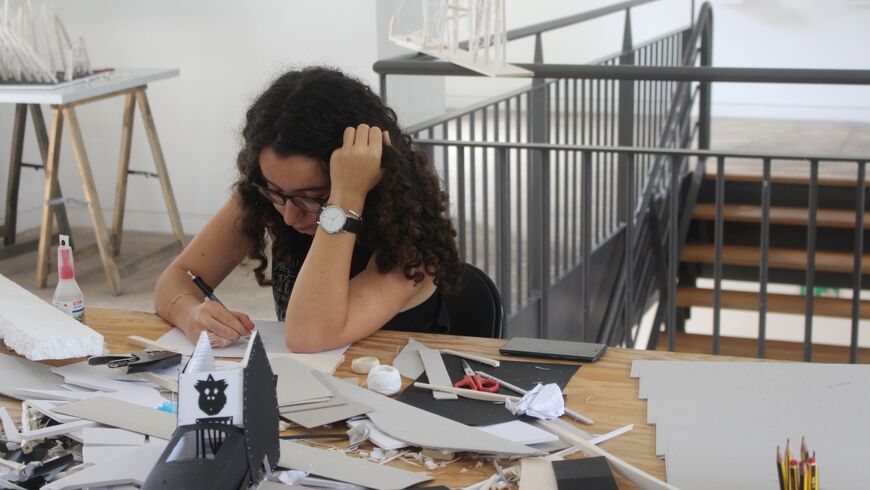 photo d'un participante réalisant sa maquette pour le workshop