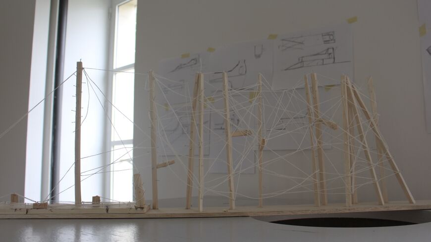 photo d'une maquette et des dessins préparatoires