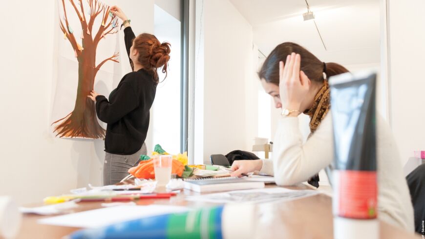 photo de 2 participantes en train de dessiner et penser pendant le workshop