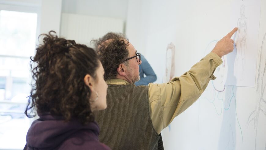 photo d'une explication entre l'enseignant et le participant