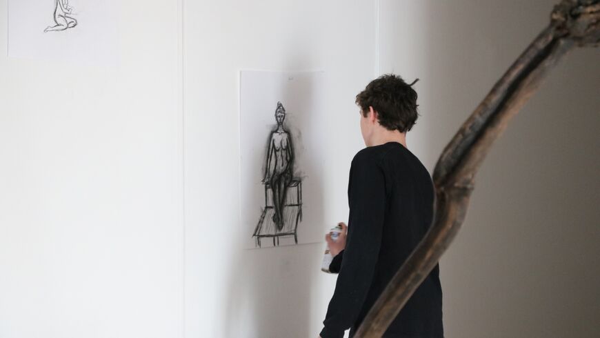 photo d'un participant en train de réaliser un dessin