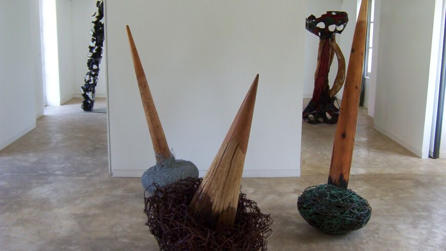 photographie de l'exposition de Bernard Pages avec 3 sculptures au premier plan