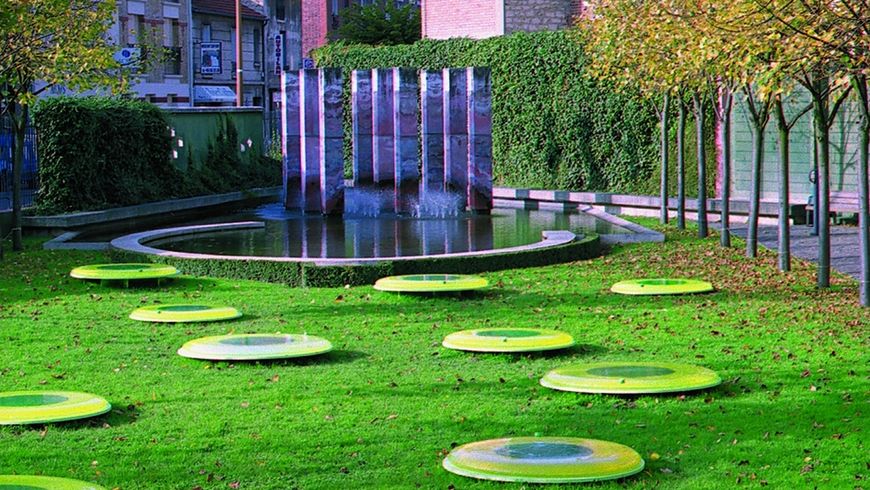 photo couleur des oeuvres de l'artsite installées sur la pelouse du parc de la maison des arts