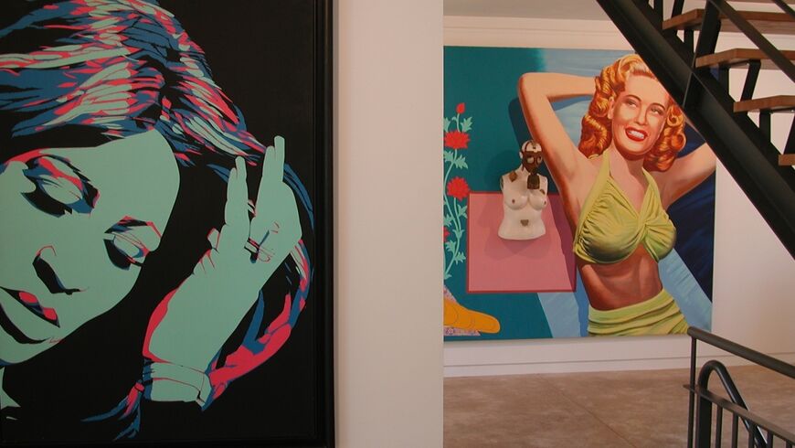 vue d'exposition avec des détails de deux grandes peintures