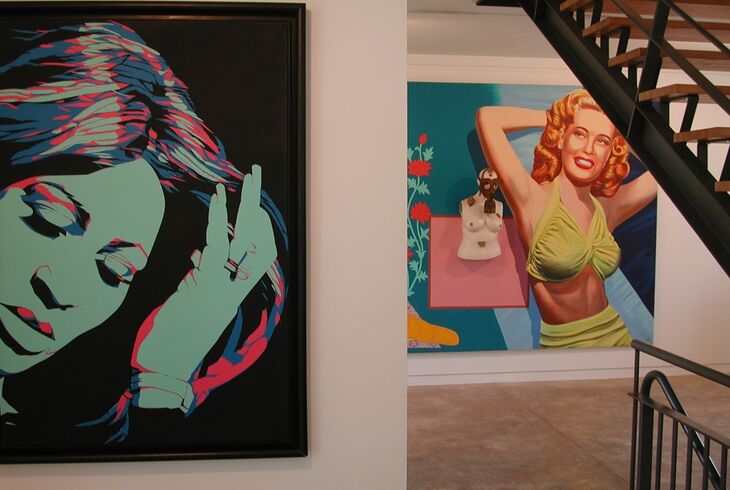 vue d'exposition avec des détails de deux grandes peintures