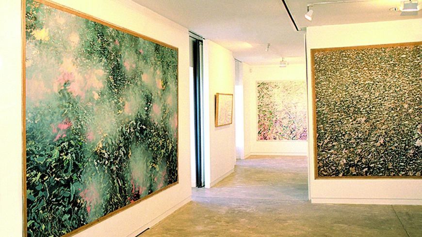 vue de l'exposition de l'artiste henri cueco avec au premier plan des grandes peintures