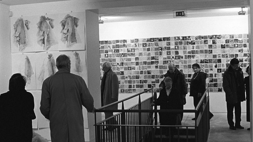 photographie noir et blanc prise pendant le vernissage de l'exposition