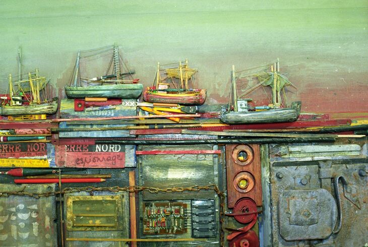 bateau coloré sur pile de livres oeuvre-objet de louis pons