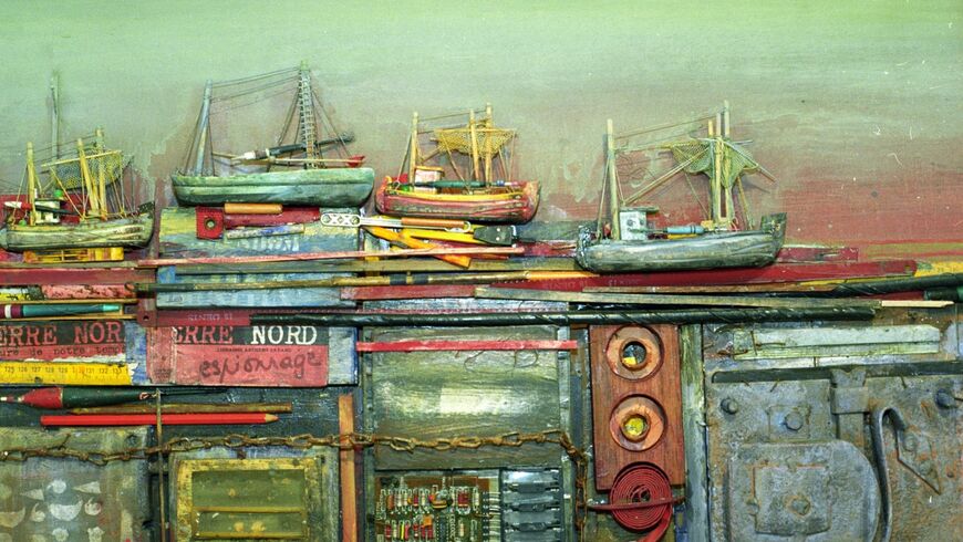 bateau coloré sur pile de livres oeuvre-objet de louis pons