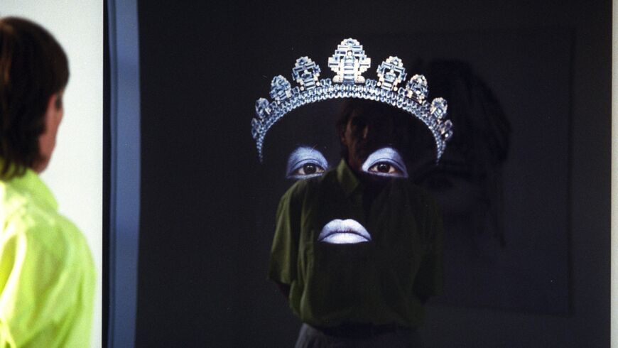 photographie d'un détail d'une oeuvre et un visiteur