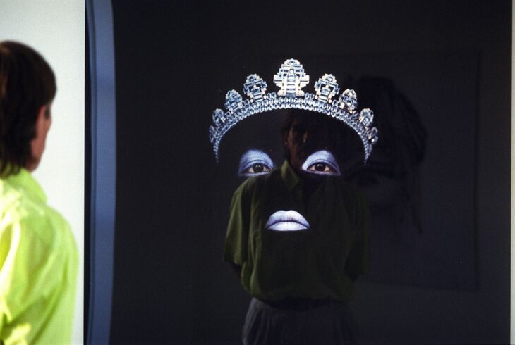 photographie d'un détail d'une oeuvre et un visiteur