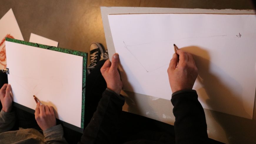 photo de mains de participant en train de dessiner