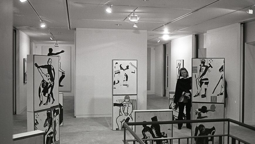 photo noir et blanc de l'exposition de pierre antoniucci prise pendant une visite