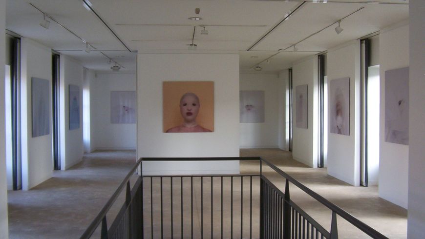 photo de l'ensemble de l'exposition au premier etage de la maison des arts