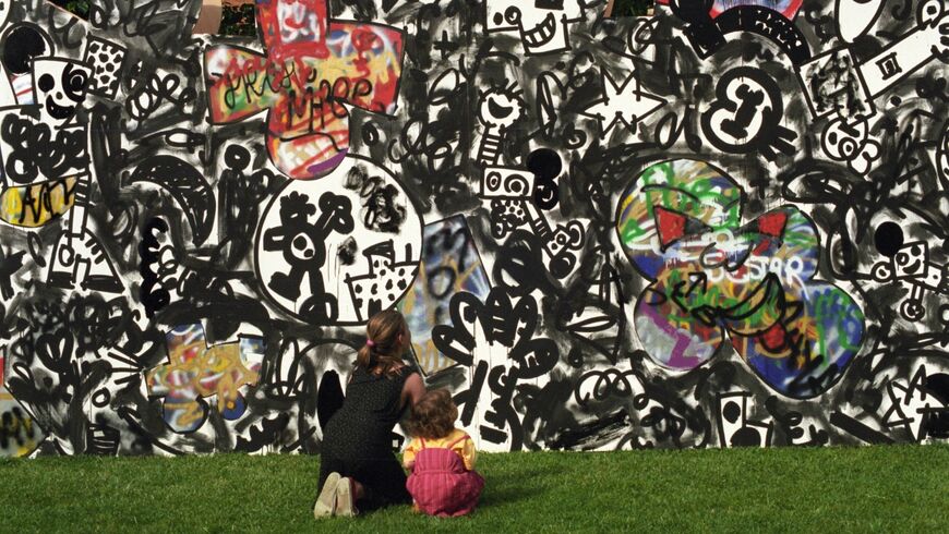 photo couleur d'une oeuvre de l'artsite melik ouzani installée en exterieur avec du public devant