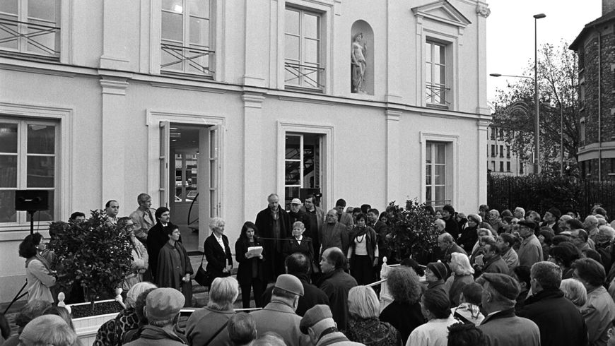 photo de foule en Noir & Blanc devant la maison des arts