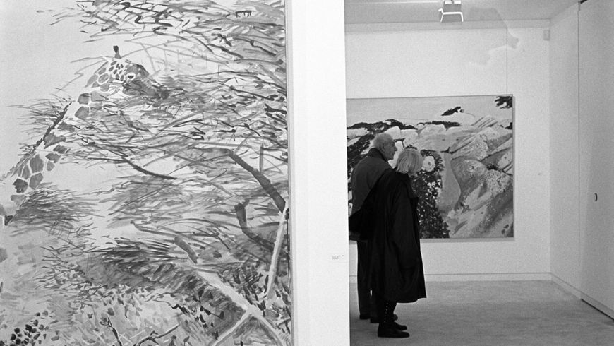photo noir et blanc avec oeuvre de l'artiste gilles aillaud et des visiteurs