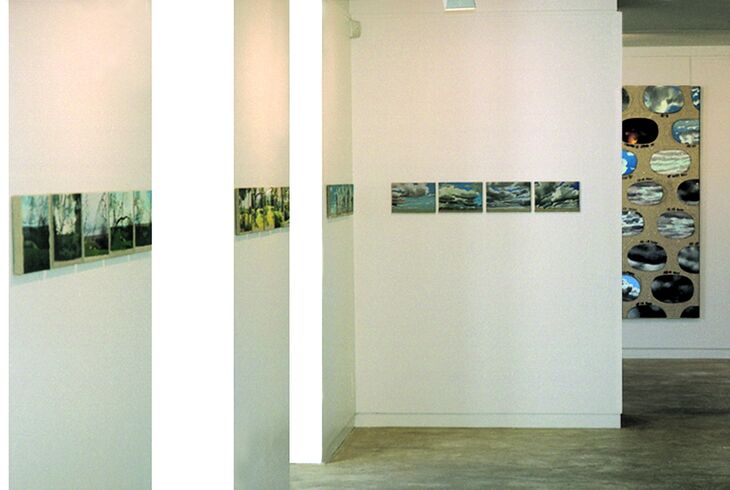 photographie du rez de chaussé de la maison des arts avec des peintures