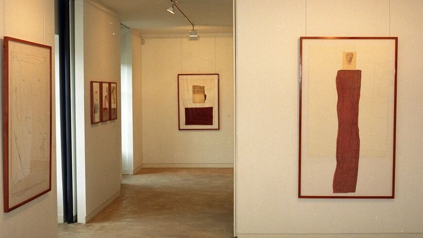 photo couleur de l'étage de la maison des arts avec des oeuvres de l'artiste