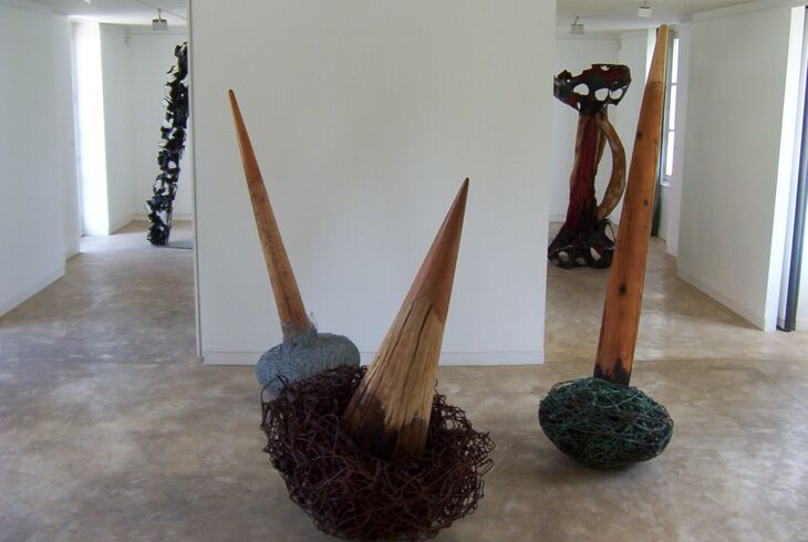 photographie de l'exposition de Bernard Pages avec 3 sculptures au premier plan
