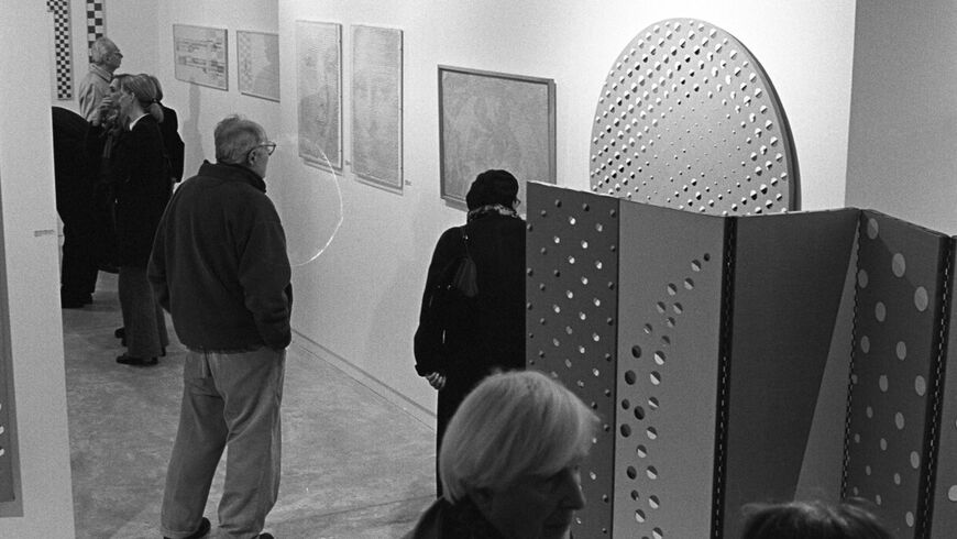 photographie prise pendant le vernissage avec des oeuvres et des visiteurs