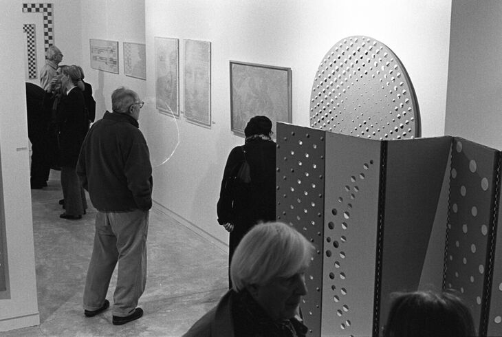 photographie prise pendant le vernissage avec des oeuvres et des visiteurs