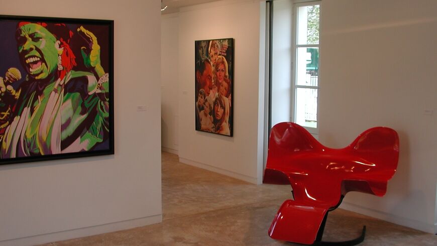 vue d'exposition avec un fauteuil crée par l'artiste et une peinture