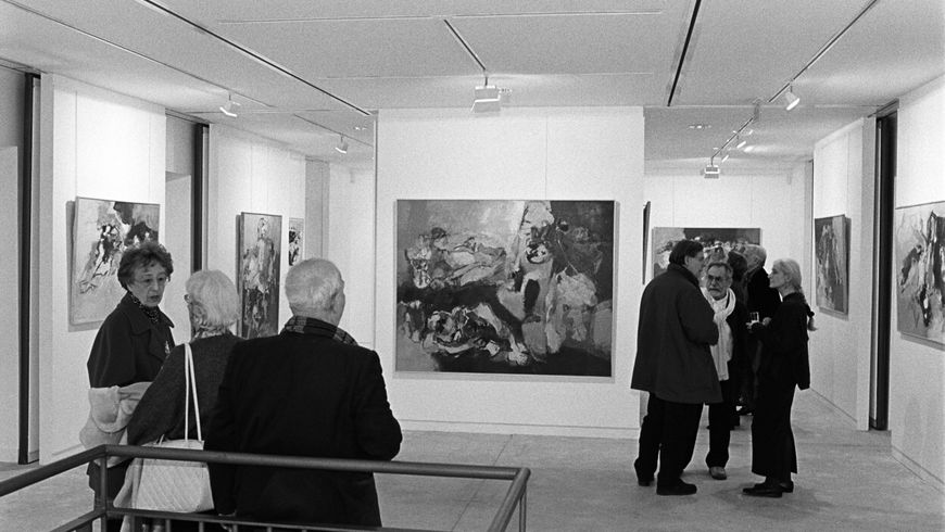 photo noir et blanc des oeuvre de l'artiste eskenazi à la maison des arts lors du vernissage
